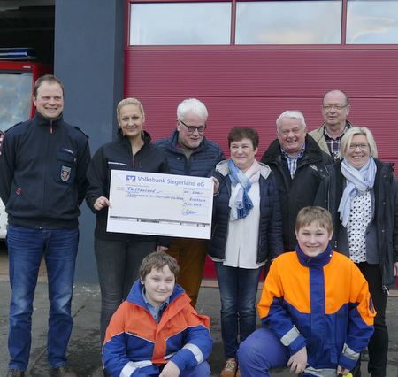 35.000 Euro sammelte der Frderverein der Feuerwehr Brachbach fr das neue fahrzeug, 5.000 Euro kamen von der Polygonvatro GmbH aus Olpe: (von links) Wehrfhrer Philipp Kappes, Tina Schneider, Polygonvatro GmbH (Olpe), Peter Kappes, zweiter Vorsitzender des Frdervereins, Eva Kupka, Vorsitzende des Frdervereins, Arnold Neuser, Beisitzer fr die Alterskameraden der Wehr, Gerd Kaiser, Beisitzer Frderverein und Petra Urigshardt, Schriftfhrerin im Frderverein. (Foto: Gaby Wertebach) 