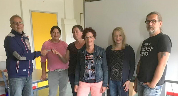 Der Vorsitzende des Frdervereins Harald Dohm (links) bergibt symbolisch den Stift fr das Smartboard an Schulleiterin Salome Becker-Dohm (3. von links). Mit dabei Claudia Hamann-Schmidt, Katja Henseler und Eva Jarusaen vom Frderverein sowie Schulelternsprecher Oliver Gritschke. (Foto: privat) 