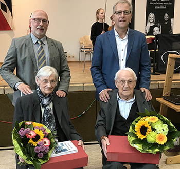 Das Ehepaar Maria und Josef Mller, beide 94 Jahre alt, bekamen ein Geschenk der Ortsgemeinde. Fotos: Ortsgemeinde