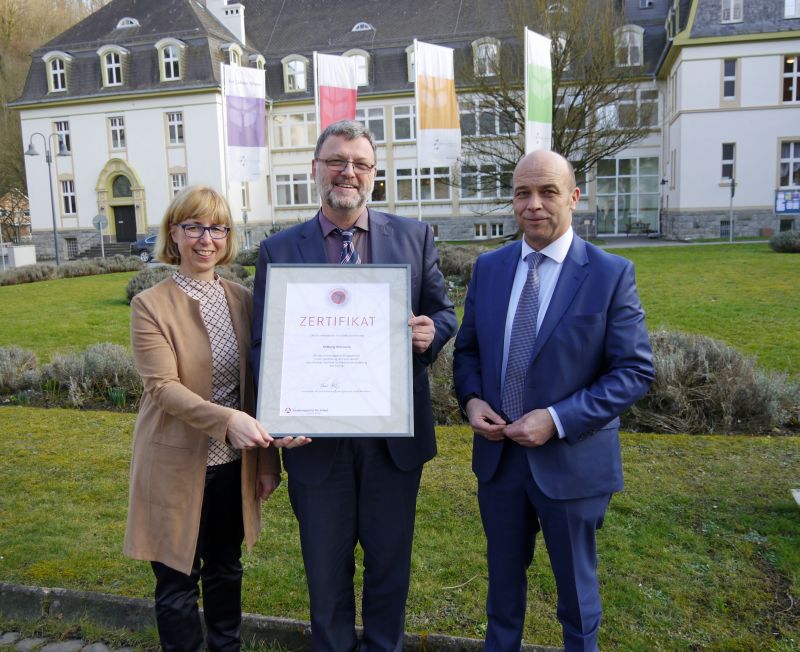 Stiftung Scheuern. (von links) Leiterin des Personalmanagements Antje Koch-Gellermann, Vorstand Pfarrer Gerd Biesgen und Elmar Wagner, Chef der Arbeitsagentur Montabaur. Fotos: privat