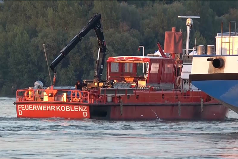 Schiff manvrierunfhig auf dem Rhein