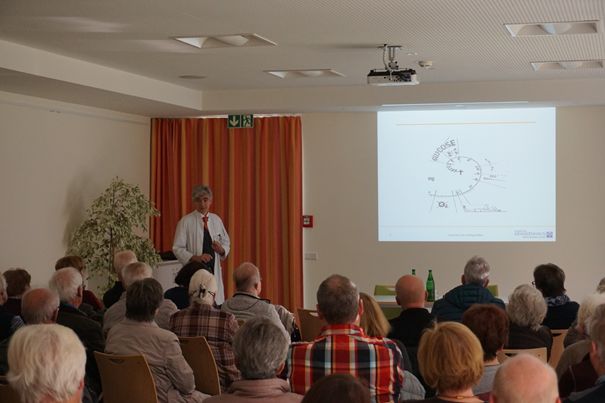 Dr. Benjamin Bereznai, Chefarzt Neurologie des Ev. Krankenhaus Dierdorf/Selters referiert anlsslich des Weltschlaganfalltages 2019. Foto: Krankenhaus