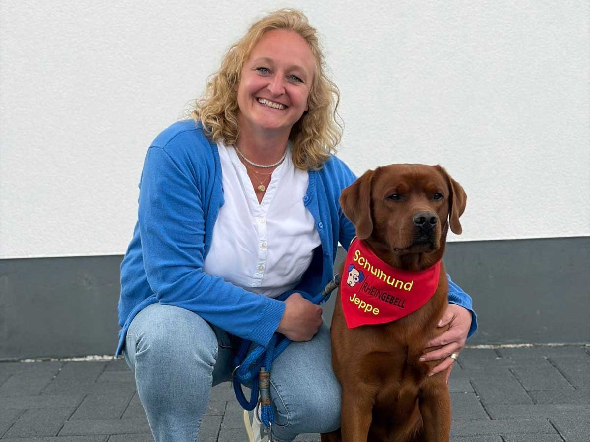 Judith Grathoff mit Schulhund Jeppe (Foto: Linda Christ)