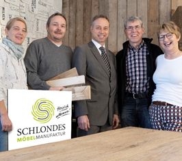 Auf einen guten Start in Ransbach-Baumbach Stadtbrgermeister Michael Merz wnschte der Schlondes Mbelmanufaktur alles Gute zum offiziellen Start zum Frhlingsmarkt. Links Karsten Peterlein mit seiner Frau Katja, rechts Peter Letschert mit seiner Frau Susanne Boerner sowie Michael Merz in der Mitte. Fotos: privat 
