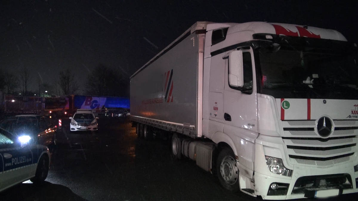 Auf diesem LKW wurden die Personen geschmuggelt. Foto und Video: RS-Media