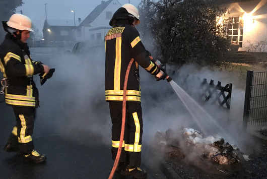 Beim Eintreffen vor Ort waren von den Mlltonnen nur noch Reste brig. (Foto: Alexander Mller/Feuerwehr Hamm)