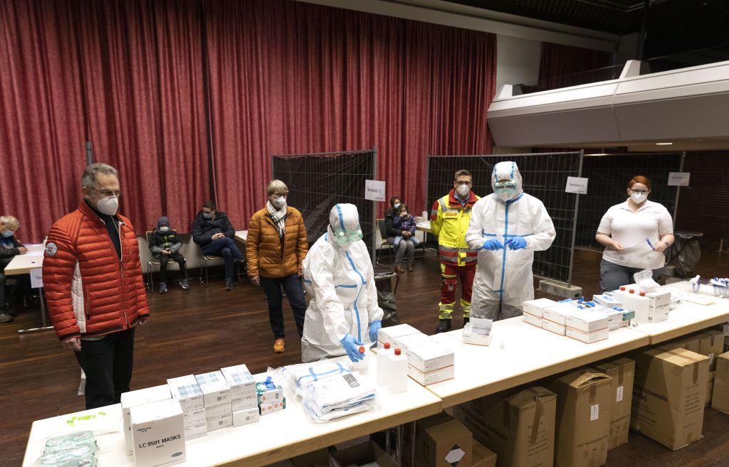 Vanessa Henrich vom DRK Ortsverein Bad Marienberg (r.) und Steven Lindlein von der Res-cueGroup Westerwald (3.v.r.) informierten Stadtbrgermeisterin Sabine Willwacher (2.v.l.) und Brgermeister Andreas Heidrich (l.) in der Stadthalle Bad Marienberg ber den Beginn der Testungen. Fotos: Rder-Moldenhauer