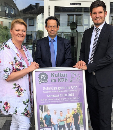 Ortsbrgermeister Thomas Schmidt (Bildmitte) dankte den Sponsoren Rita Dominack-Rumpf (Vorsitzende der Initiative Marktplatz Region Horhausen) und Geschftsstellenleiter Marcel Keilhauer (Westerwald Bank). (Foto: Ortsgemeinde Horhausen)