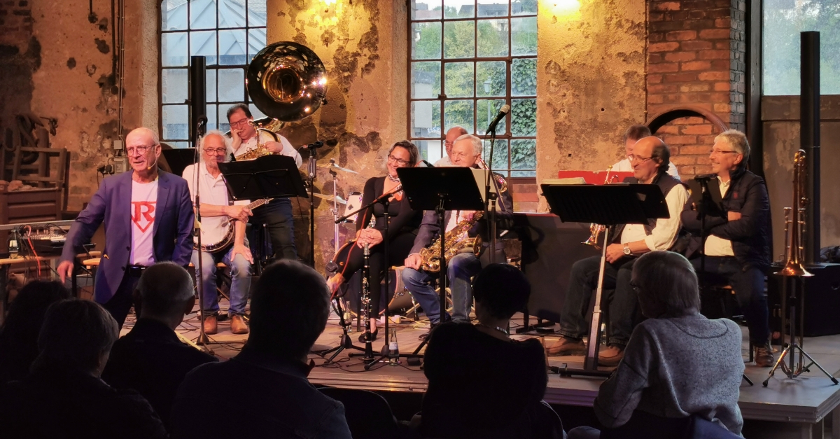 Kabarettist Stefan Reusch und Jazzband "Schrglage" begeistern mit auergewhnlichen Auftritten. (Foto: privat)