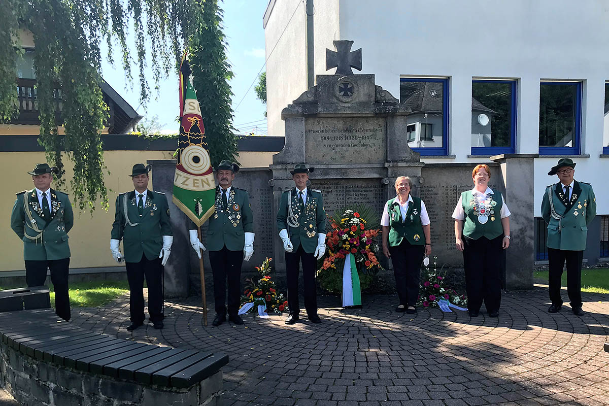 Von links: Major und 1. Vorsitzender Sascha Vohl, Fahnentruppe mit Dennis Kambeck, Mike Broszeit, Kevin Romich, Knigstruppe mit 1. Ritterin Heike Backhaus, Knigin Nicole Schneider, 2. Ritter Hans-Jrg Hoffmann. Foto: privat