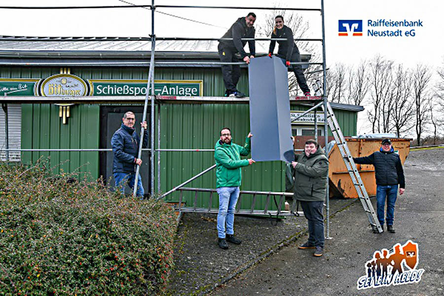 Bastian Hallerbach berreichte im Namen der Raiffeisenbank gemeinsam mit den Helden Mareike Fuchs und Andreas Junior die Spendensumme an die beiden Brudermeister Helmut Hecking und Dieter Kick. Foto: Raiffeisenbank Neustadt