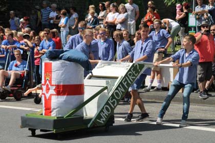 Kreativitt, Muskelkraft und "Hopfensprit" sind die Zutaten fr das legendre Schubkarrenrennen in Gebhardshain. Foto: Archiv AK-Kurier