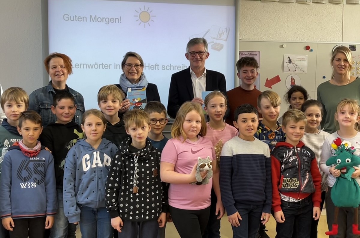 Pascal Groothuis aus Vettelscho las gemeinsam mit Bildungsministerin Dr. Stefanie Hubig und VG-Brgermeister Ralph Spiegler vor. (Foto: privat)