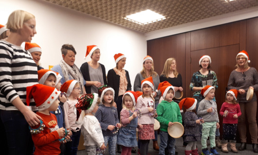 Mit einem frhlichen Nikolauslied bereicherten die Kinder aus den Kursen Frherziehung und MiMaMusikiste die Schlerbhne der Kreismusikschule am Standort Betzdorf-Kirchen. (Kreismusikschule)