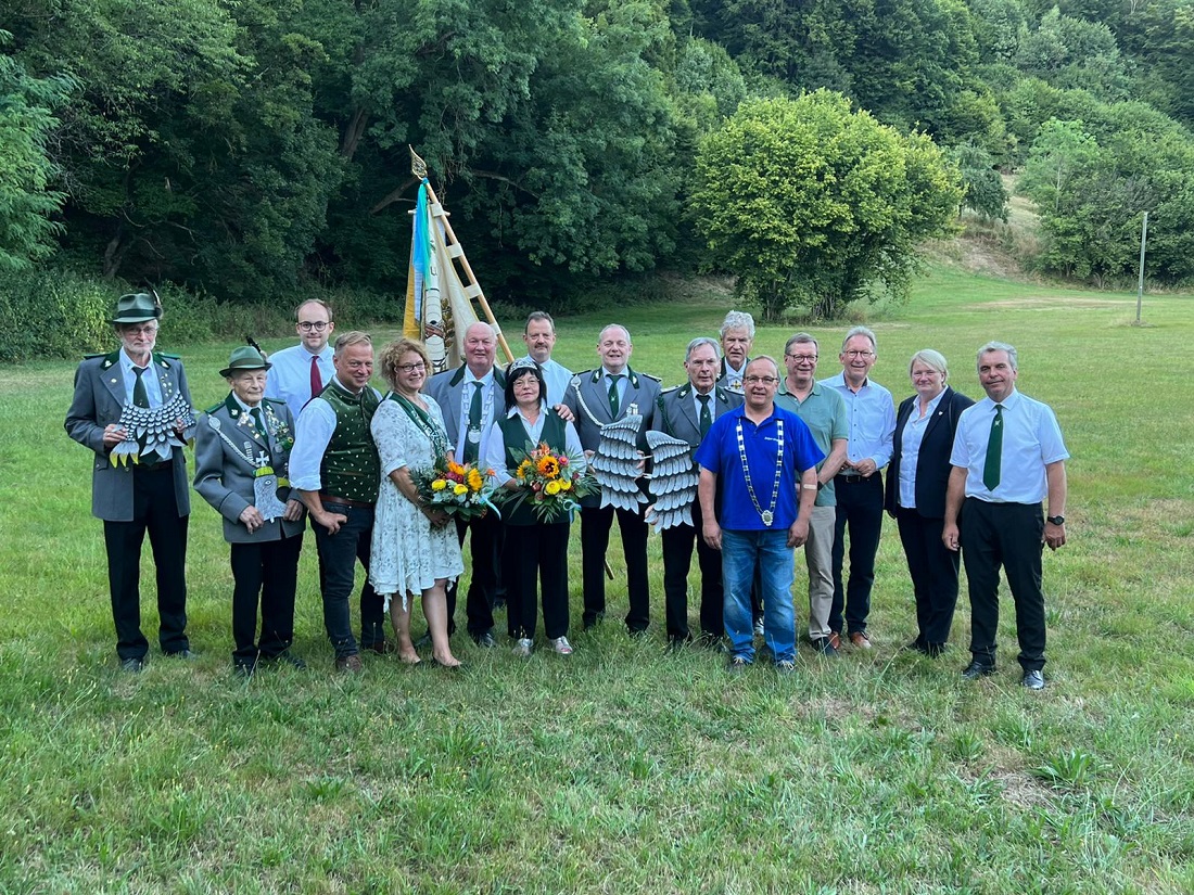 Der Waldbreitbacher Schtzenkaiser 2022 Werner Scheid und Ehefrau Michaela, Bezirksknigin Andrea Reiprich und deren Prinzgemahl Thomas Herschbach sowie Brgerknig Jrgen Zimmermann  werden flankiert von den Pfnderschtzen, Fahnentrger Harald Dietz und dem 1. Brudermeister Thomas Over, der Kreisbeigeordneten Birgit Haas, MdB Erwin Rddel, Ortsbrgermeister Martin Lerbs und Ehrenbrudermeister Justus Reiprich. (Foto: privat)