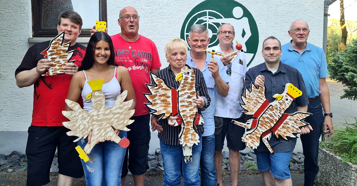 von links nach rechts: Marius Weber (rechter Flgel), Gina-Marie Strauch (Jungschtzenknigin), Maik Simmat (Krone), Ingrid Weber (neue Schtzenknigin), Michael Weber (Zepter), Georg Nilius (Reichsapfel), Andreas Weller (neuer Schtzenkaiser), Gnter Pauli (Brudermeister der St. Sebastianus Schtzenbruderschaft). (Foto: Schtzenbruderschaft)