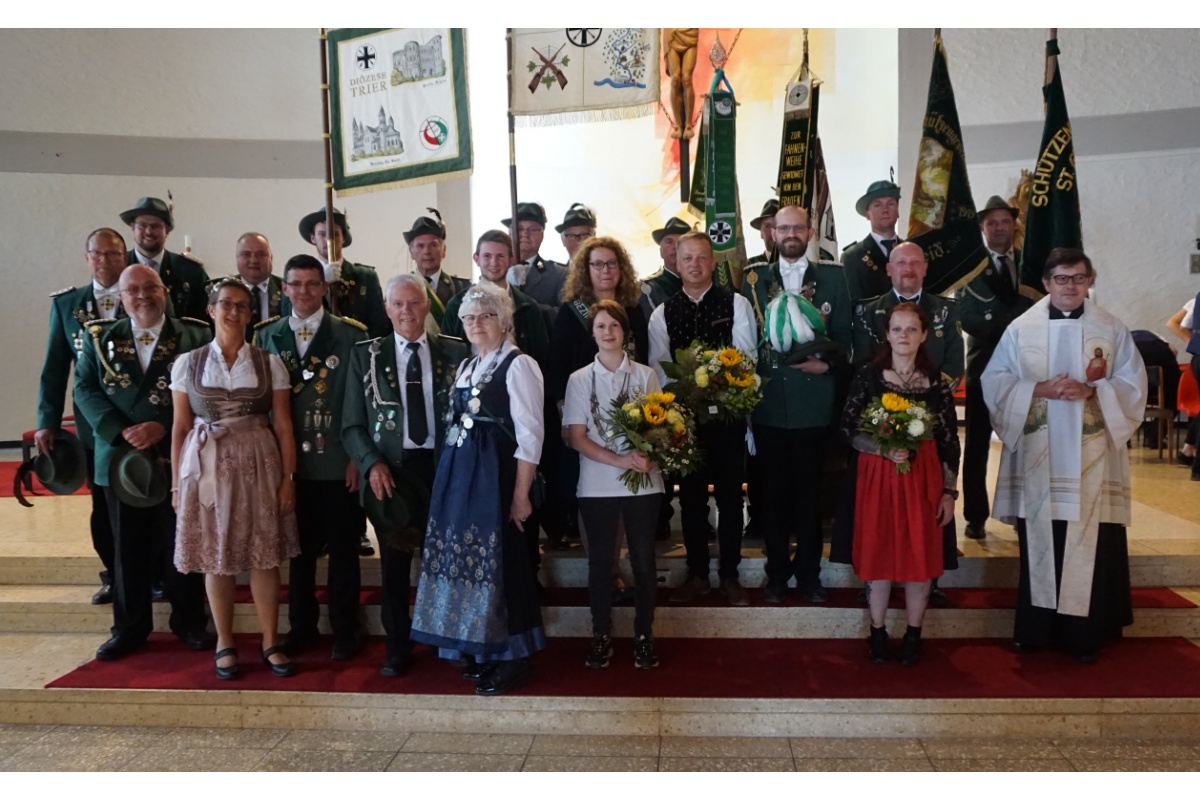 Die Knigspaare und Prinzen sowie der Bezirksvorstand Bezirk Wied und Bezirksprses Marco Hartmann. (Foto: privat)