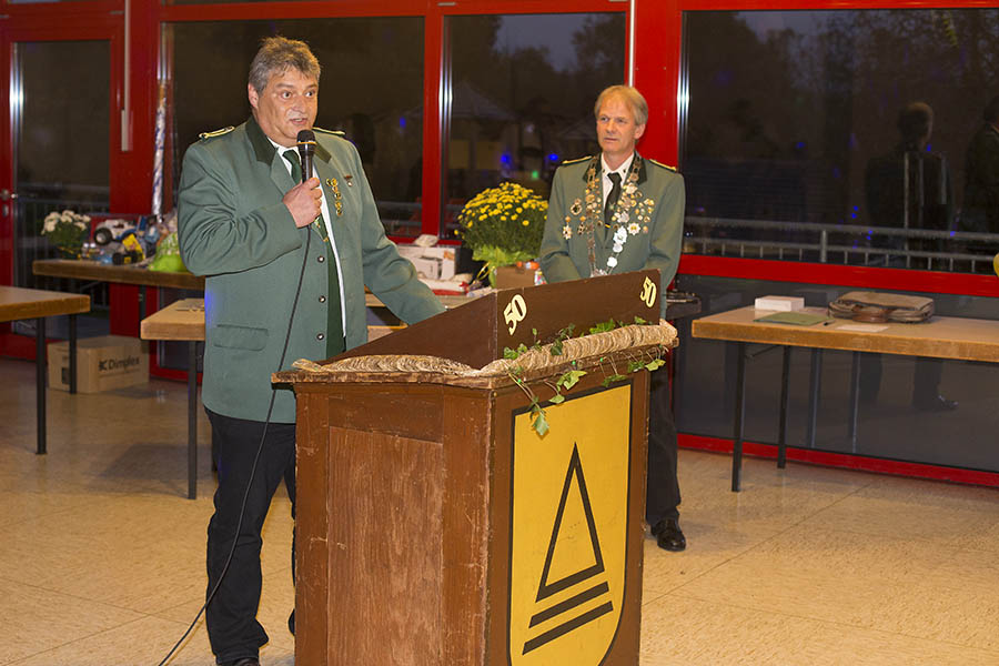 Udo Stein (links) moderierte den offiziellen Teil. Thomas Weise (rechts) konnte viele Glckwnsche entgegennehmen. Fotos: Wolfgang Tischler