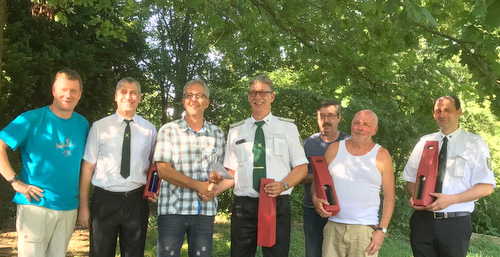 Ortsbrgermeister Harald Dohm (3. von links) beglckwnschte die Scheuerfelder Schtzen. (Foto: Ortsgemeinde Scheuerfeld) 