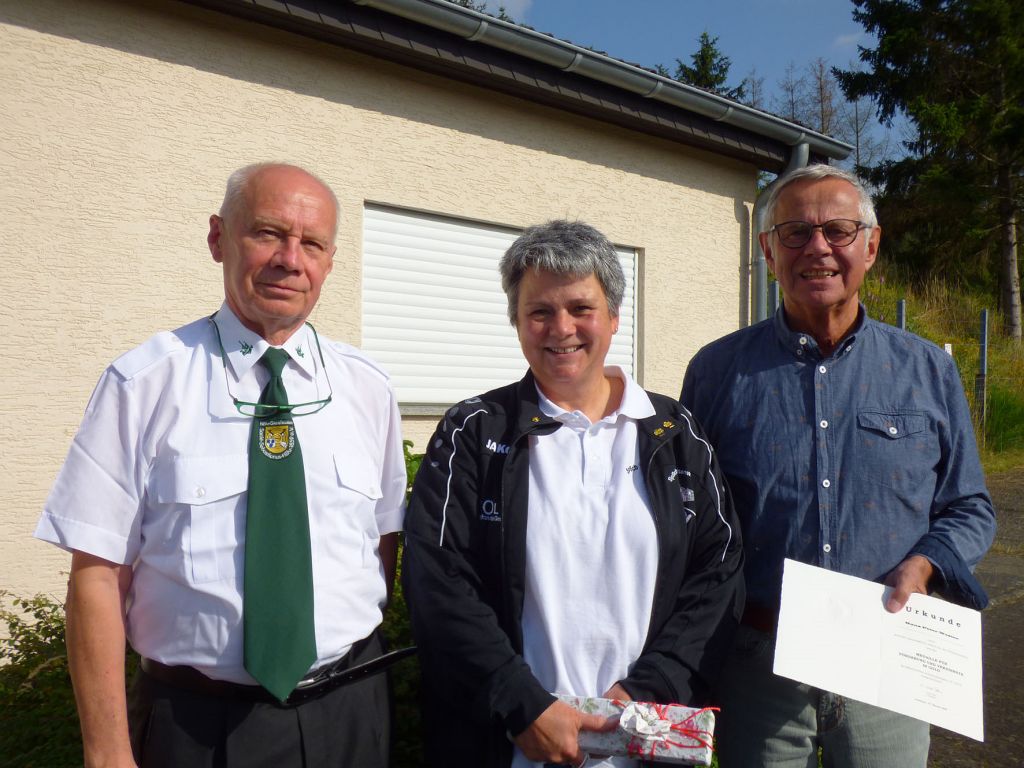 Ehrung fr den umtriebigen Vorsitzenden der Sportschtzen Burg Altenwied, Hanspeter Wester (ganz rechts) und die Deutsche Meisterin, Iris Zwick durch den Bezirksvorsitzenden Wolfgang Hartwig. Foto: Hans Hartenfels