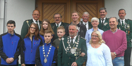 Die Majestten des Schtzenvereins Elkhausen-Katzwinkel (vorne) nach dem Vogelschieen 2018. (Foto: Verein) 