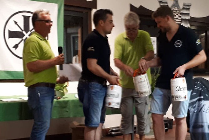 Nicht nur die Kirmes ist ihr Bier: einmal mehr zeigte sich der Junggesellenclub aus Waldbreitbach beim Schtzenfest 2018 treffsicher. Dafr erhielten Timo Rams (2.v.l.) und Jochen Zller (rechts) stellvertretend fr die Organisatoren des Grofeuerwerks Wied in Flammen und der Kirmes den verdienten goldgelben Lohn in Pittermnnchen von Ehrenbrudermeister Justus Reiprich und dem 1. Brudermeister Thomas Over (links). Foto: Verein
