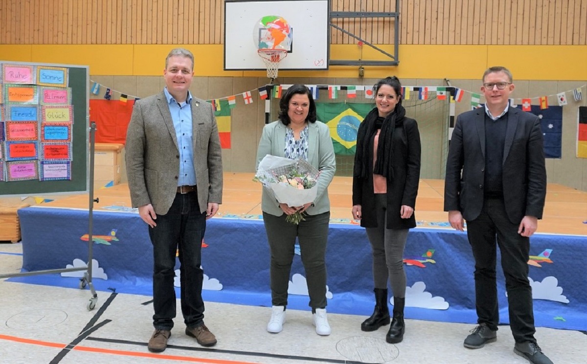 Eine der grten Grundschulen der Verbandsgemeinde Rennerod hat eine neue Leitung: Carina Ludwig (2.v.l.) ist neue Rektorin, Larissa Lhner (2.v.re.) neue Konrektorin. Brgermeister Gerrit Mller (li.) und Schulrat Ren Schermuly (re.) gratulierten dem neuen Team. (Foto: Kerstin Guckert)