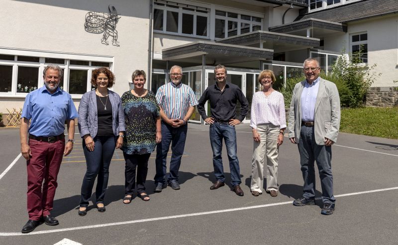 2018 an der Grundschule in Robach: v.l. Peter Klckner, Gabriele Greis, Ursula Fliegner (Vertreterin GS Robach), Volkmar Gfgen (OBM Borod), Winfried Herr (Schulleiter GS Borod), Sabine Emmerich (Zust. Abteilungsleiterin VG), Winfried Oettgen (OBM Robach). Foto: privat