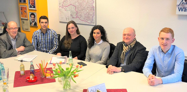 Die Schler-Union diskutierte: (von links) Michael Wschenbach, MdL, Maximilian Weyel,
Helena Peters, Sonia Parwani, Landrat Michael Lieber und Joshua Cassens. (Foto: Schler-Union)