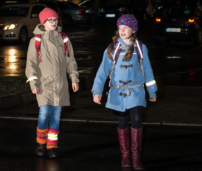 Schulkinder mit reflektierender Kleidung. Foto: Unfallkasse Rheinland-Pfalz