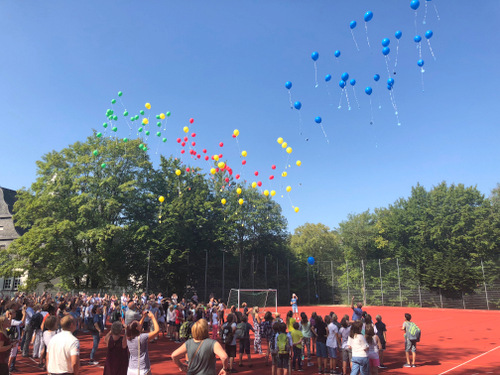 Einschulung der Fnftklssler an der IGS Betzdorf-Kirchen: Auf dem Sportplatz lieen die Kinder freudig Luftballons mit ihren ganz persnlichen Wnschen in den strahlend blauen Himmel steigen. (Foto: IGS)