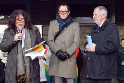 Schulleiterin Doris John freute sich zur Schultaufe gemeinsam mit Konrad Schwan den Urenkel August Sanders, Julian Sander (Mitte) begren zu knnen. Fotos: kk