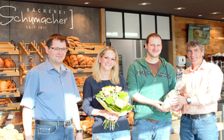 Glckwnsche zur Erffnung des neuen Standortes in Bruchertseifen: (von links) Ortsbrgermeister Jab Burbach, Nadine und Bjrn Schumacher und Brgermeister Dietmar Henrich. (Foto: Annalena Knipp) 