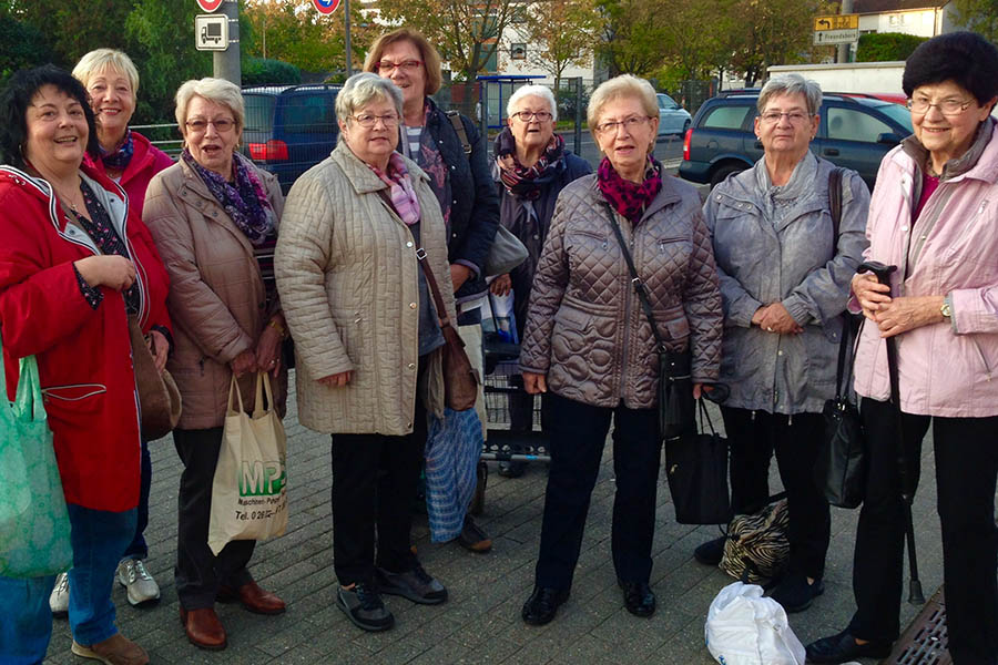 Von Links - vordere Reihe: Karin Ross-Franzen, Jutta Pfotenhauer ,Karin Breidbach, Inge Gierenstein, Anette Schtzke, Pharilde Staudt hintere Reihe: Petra Buchsieb, Hedwig Jost, Loni Scholl.  Fotos: privat