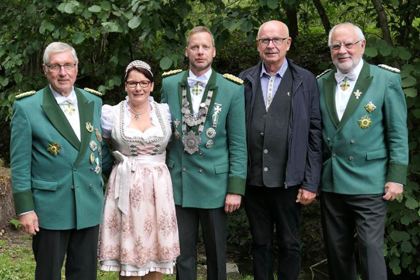 Ehrenbrudermeister Gnter Hammer, bisheriges Schtzenknigspaar Verena und Jrg Gries, Ehrenprses Josef Mettel und  Ehrenbrudermeister Wilfried Huhn. Fotos: Verein