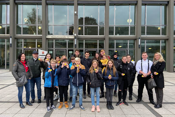 Die Schler und Begleiter vor dem Gericht in Koblenz. Foto: pr