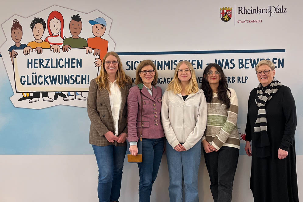 Die beiden Schlerinnen Nada Albalkhi und Nicole Michajlow (2. u. 3. v.r.) nahmen den Preis entgegen. Bei dem Projekt werden sie von Ulrike Wilde, Prventionslehrerin (2.v.l.) und Tanja Woiner, Schulsozialarbeiterin (links) untersttzt und begleitet. Die Beigeordnete der VG Bad Marienberg Eva Ehrlich-Lingens (rechts) durfte die Gruppe begleiten. Foto: Ulrike Wilde