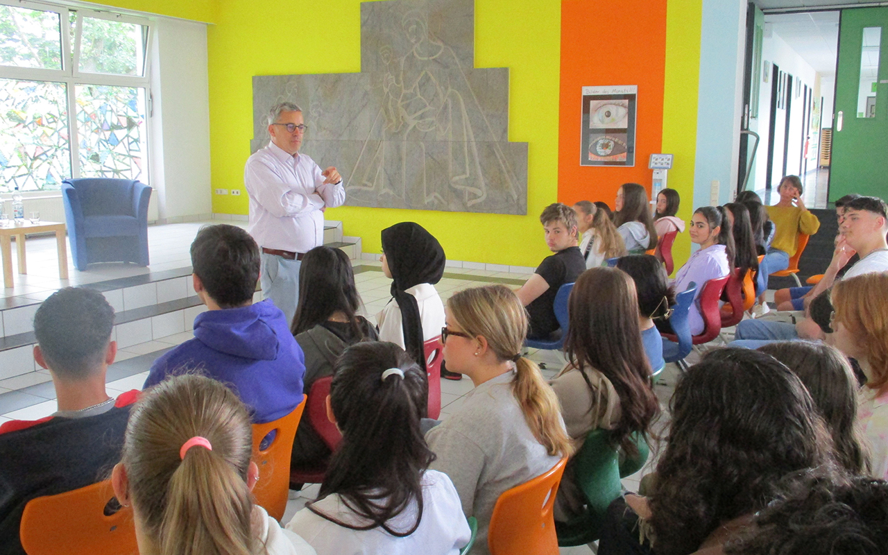 Karsten Lucke zu Besuch in Betzdorf. (Foto: Realschule plus Betzdorf)