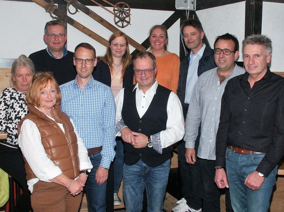 Der neue und alte Vorstand wird sich dem Projekt Bike-Park annehmen: 
Frank Stver (Mitte) und Thorsten Kmpf (Zweiter von rechts) wirken weiterhin als Vorsitzender beziehungsweise Stellvertreter. Bergit Wolf (vorne links) bleibt Schatzmeisterin, Markus Rdder (rechts) Geschftsfhrer. (Fotos: Bernhard Theis)