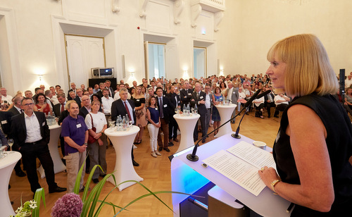 IHK-Prsidentin Susanne Szczesny-Oing (rechts) freute sich in ihrer Erffnungsrede ber einen gelungen Jahreszeitenwechsel, warf zugleich aber auch einen kritischen Blick auf die politische Growetterlage und forderte einen strkeren Zusammenhalt in der Region. (IHK/Thomas Frey)