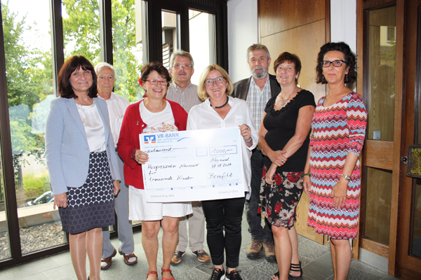 Von links: Ilse Theis, Horst Roth, Dr. Ingrid Stollhof, Hans-Peter Knossalla, Silvia Brubach, Peter Oster, Sabine Ptz und Heike Kamp bei der Scheckbergabe. Foto: (Christ)