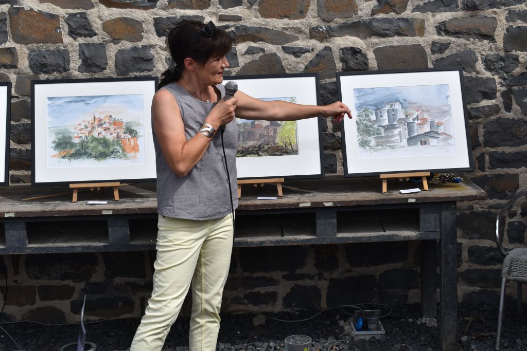 Sabine Drner erlutert ihre Aquarelle. Fotos: Wolfgang Rabsch