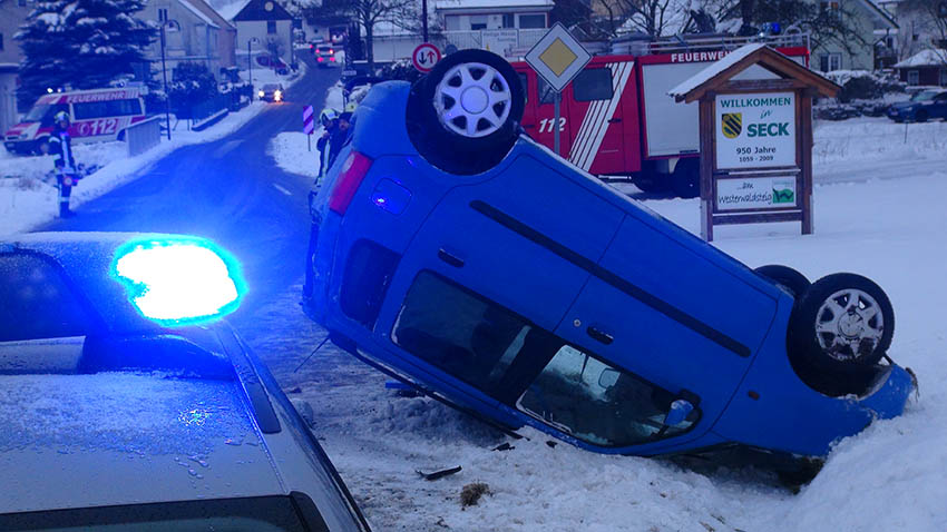 Kleinwagen berschlgt sich am Ortseingang Seck