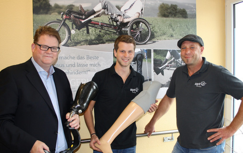  MdL Ralf Seekatz (CDU, links) besuchte APT Prothesen in Stockum-Pschen und lie sich dort von Firmengrnder Thomas Kipping (rechts) und dessen Mitarbeiter Peter Ferger (Mitte) informieren. (Foto: privat) 