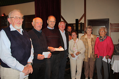 Ortsbrgermeister Udo Seidler mitten unter den ltesten Teilnehmer: Ruth Schneider, Hannelore Gerhards, Eva Rder, Horst Podehl, Friedhelm Pracht und Siegfried Hodea (von rechts). Foto: Ortsgemeinde