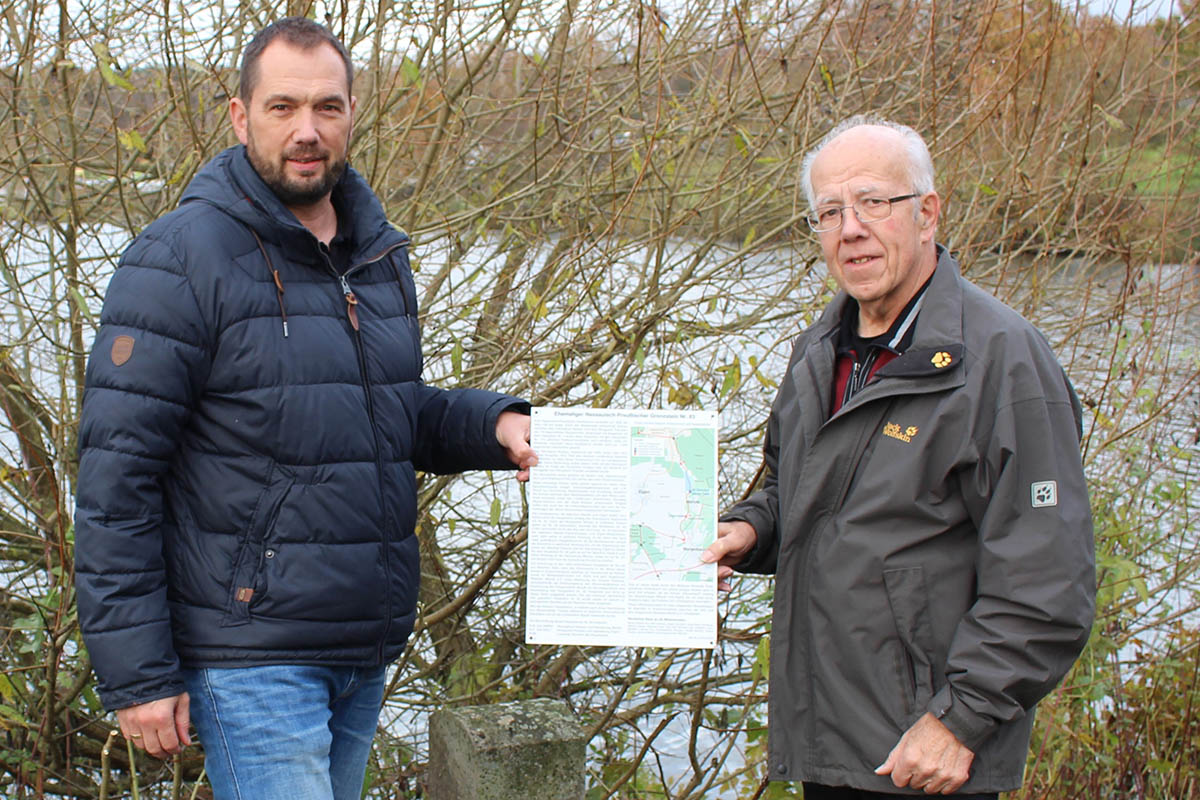 Ortsvorsteher Manuel Seiler (links) bergibt die Tafel an Manfred Holl. Foto: Privat