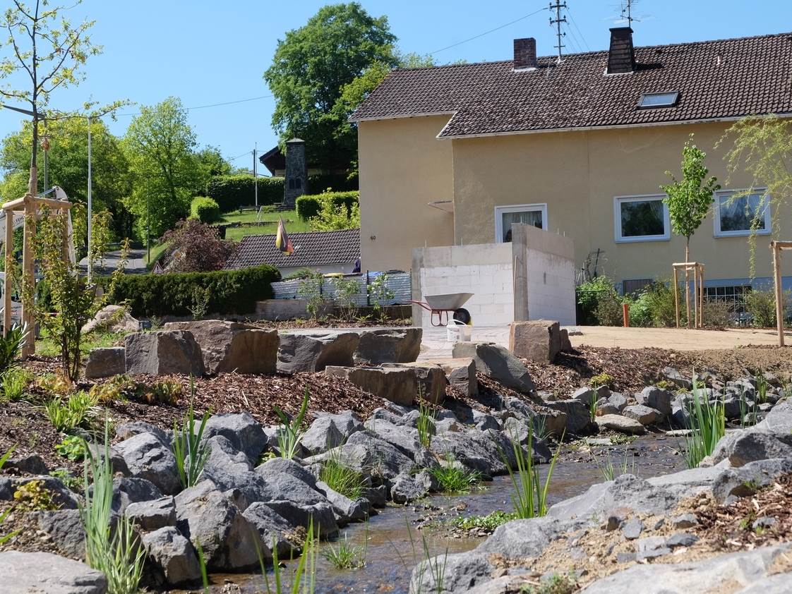 Die Arbeiten auf dem neuen Dorfplatz ins Selbachs Mitte liegen im Endspurt. (Fotos: KathaBe) 