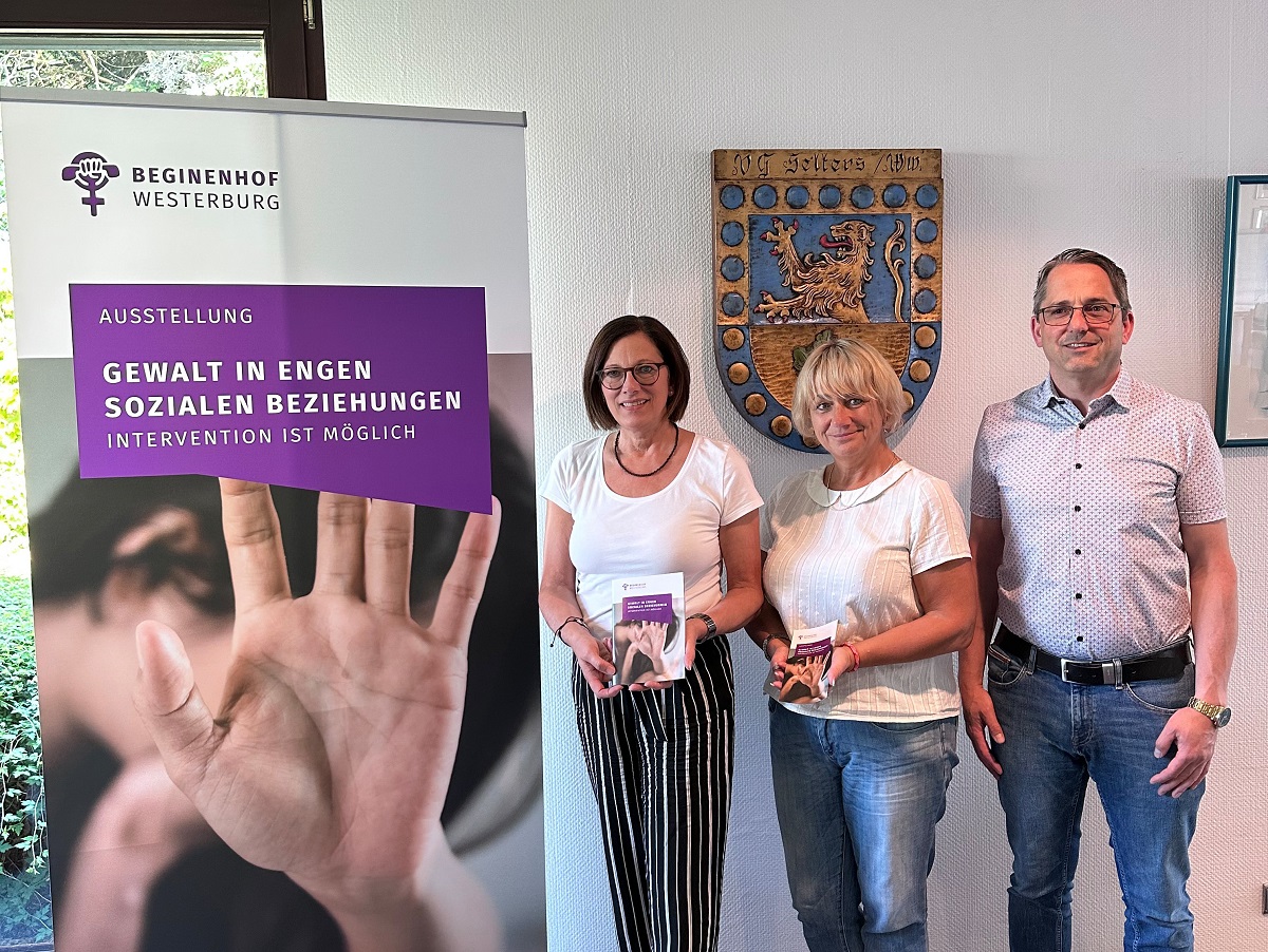 Bürgermeister Oliver Götsch, Margit Weber (Mitte) und Andrea Leschinski, Gleichstellungsbeauftragte der Verbandsgemeinde Selters, eröffnen die Ausstellung. (Foto: VG Selters)