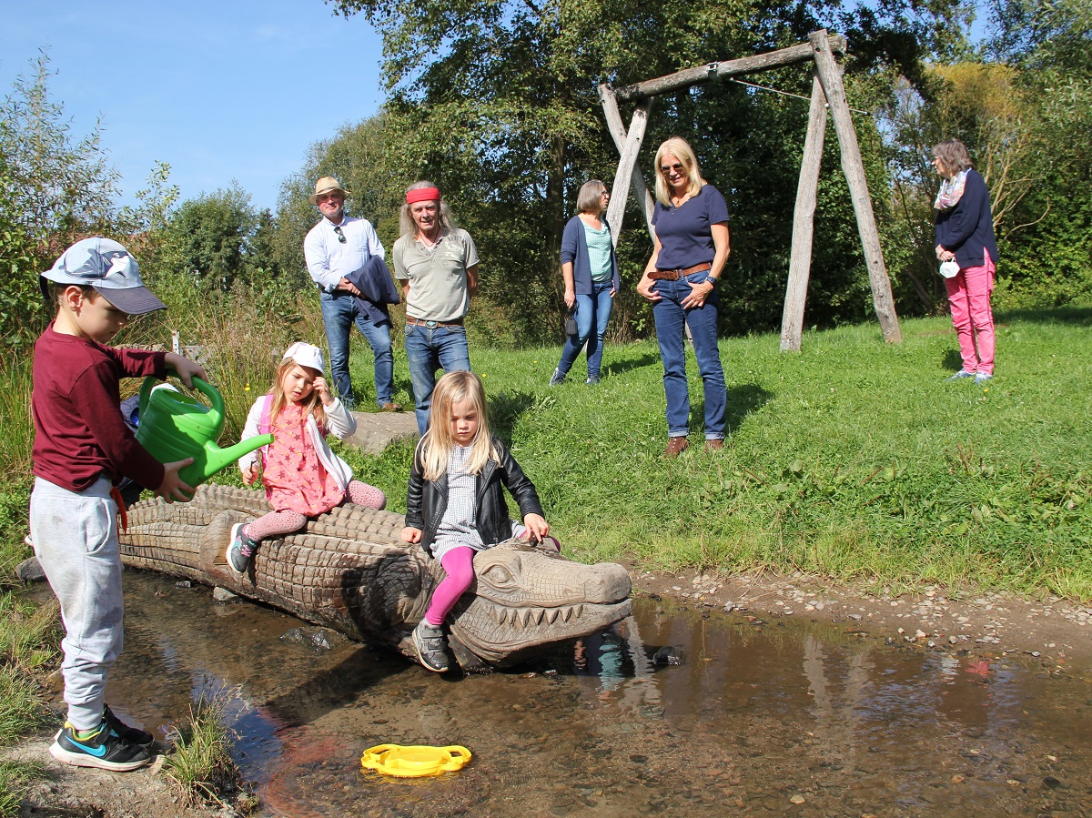 Kinder nehmen die Holzfiguren mit viel Spa an. Im Hintergrund (v.l.): Stadtbrgermeister Rolf Jung, Knstler Jens Rser, stellv. KiTa-Leitung Dagmar Weber, Gabriele Wolters von der Brgerliste Selters und KiTa-Leiterin Elke Pollatz. (Foto: Rita Steindorf)