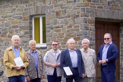 Trafen sich zur Vorstellung der neuen Dorfchronik an der Selbacher Kirche: Klaus Schwamborn, Werner Kastl, der Erste Beigeordnete der Stadt Wissen Claus Behner, Ortsbrgermeister Reiner Dietershagen, Horst Kloth und Brgermeister Michael Wagener (von links). Foto: Verwaltung